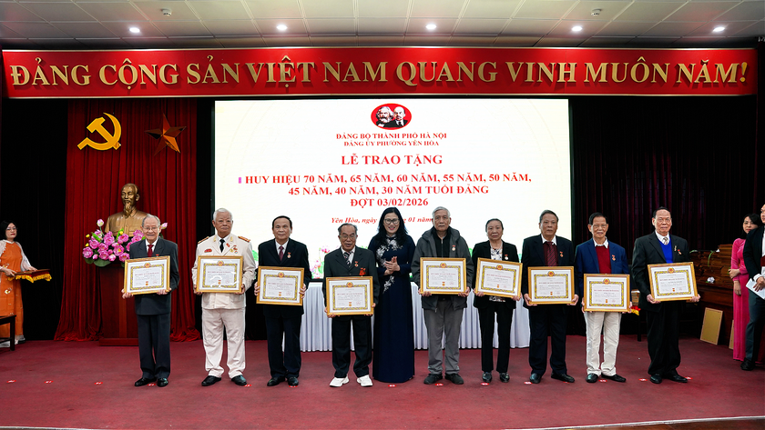 Đảng ủy phường Y&ecirc;n H&ograve;a trao Huy hiệu Đảng đợt 03/02/2026 - Ảnh 6.