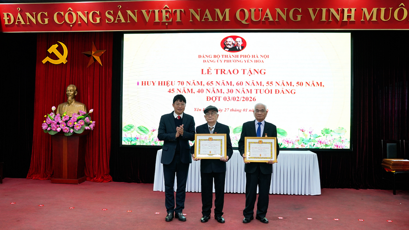 Đảng ủy phường Y&ecirc;n H&ograve;a trao Huy hiệu Đảng đợt 03/02/2026 - Ảnh 5.