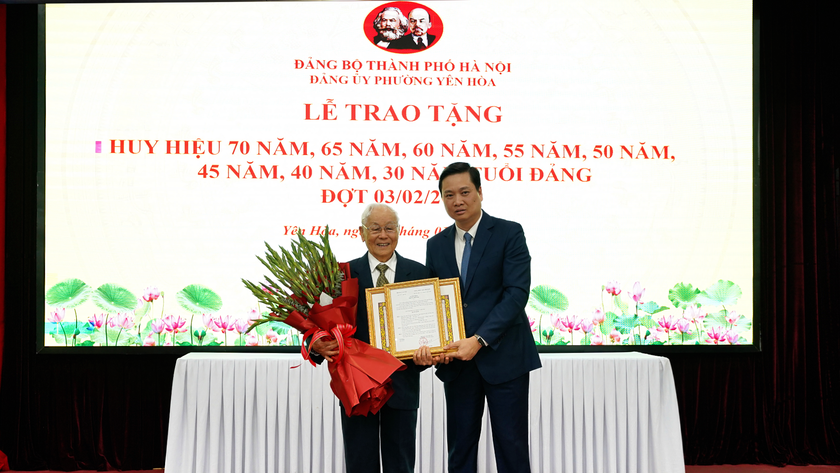 Đảng ủy phường Y&ecirc;n H&ograve;a trao Huy hiệu Đảng đợt 03/02/2026 - Ảnh 3.