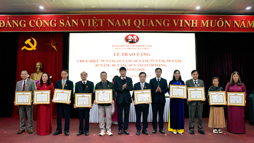 Đảng ủy phường Y&ecirc;n H&ograve;a trao Huy hiệu Đảng đợt 03/02/2026 - Ảnh 8.