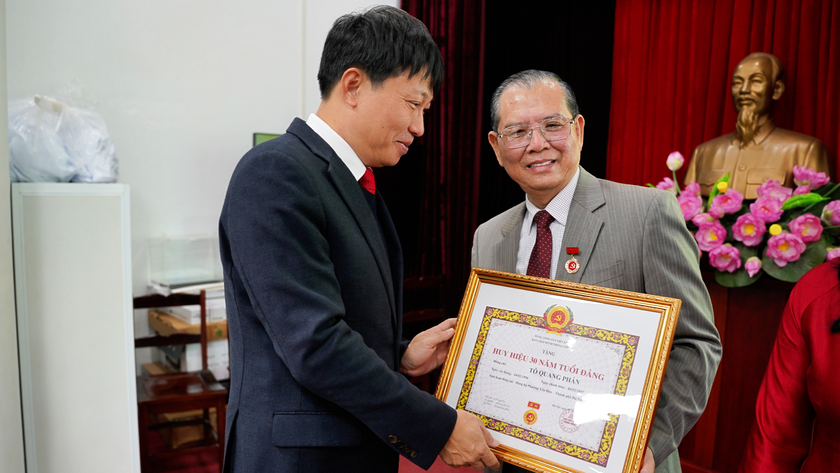 Đảng ủy phường Y&ecirc;n H&ograve;a trao Huy hiệu Đảng đợt 03/02/2026 - Ảnh 4.