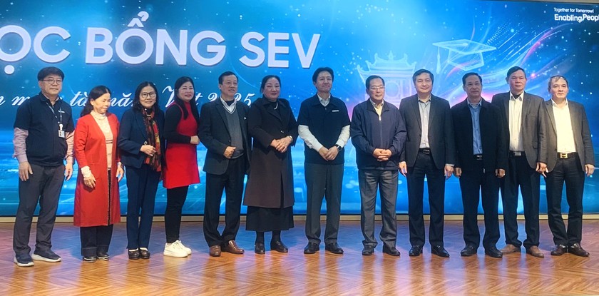 Hội Khuyến học Bắc Ninh cùng nhà đồng hành trao hơn 300 suất học bổng, nâng bước học trò nghèo - Ảnh 6.