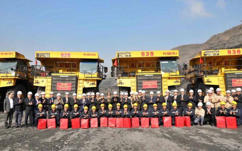 Tổng B&iacute; thư T&ocirc; L&acirc;m động vi&ecirc;n, ch&uacute;c Tết c&ocirc;ng nh&acirc;n ng&agrave;nh Than - Ảnh 7.