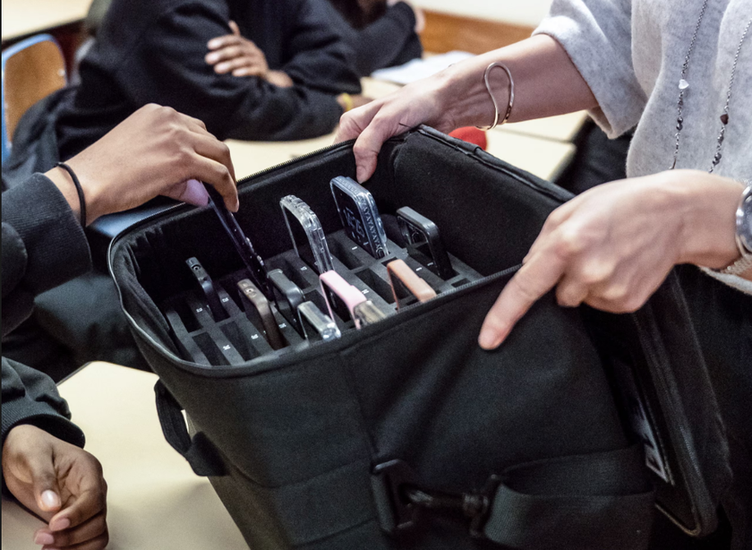 Pháp sẽ cấm trẻ em dưới 15 tuổi dùng mạng, giảm thời gian sử dụng màn hình của học sinh - Ảnh 1.