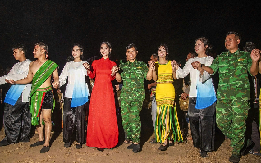 "Xuân Biên phòng ấm lòng dân bản" tại xã có 14 dân tộc - Ảnh 5.