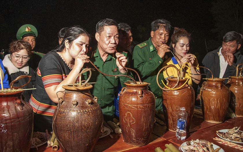 "Xuân Biên phòng ấm lòng dân bản" tại xã có 14 dân tộc - Ảnh 3.