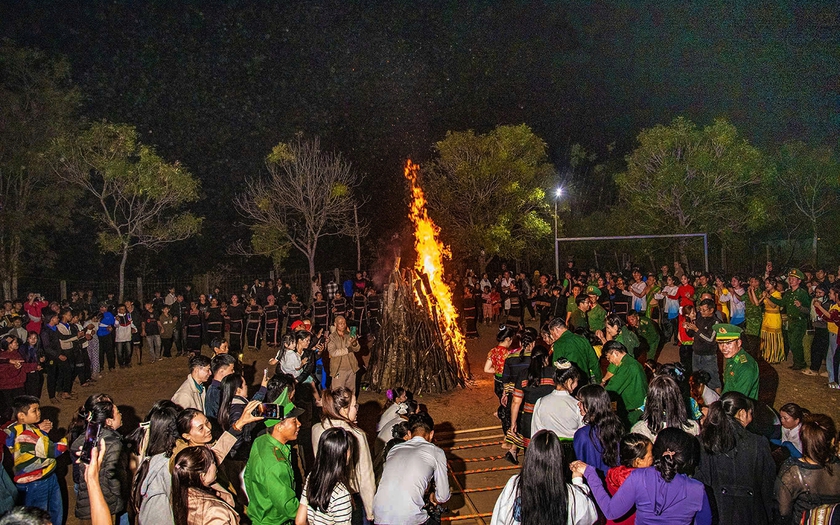 "Xuân Biên phòng ấm lòng dân bản" tại xã có 14 dân tộc - Ảnh 1.