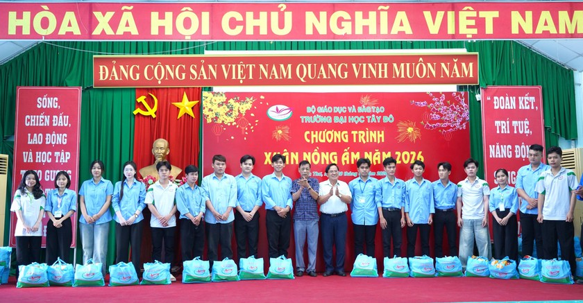 Hội khuyến học Thành phố Cần Thơ tặng 40 triệu học bổng, quà Tết cho sinh viên đại học Tây Đô - Ảnh 4.