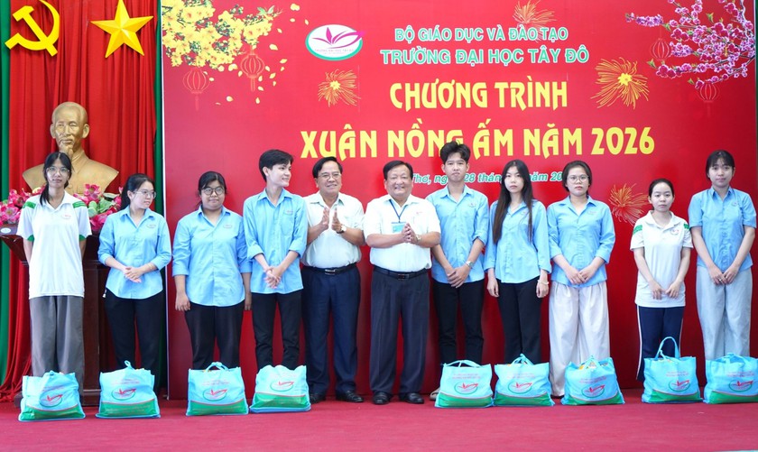 Hội khuyến học Thành phố Cần Thơ tặng 40 triệu học bổng, quà Tết cho sinh viên đại học Tây Đô - Ảnh 2.