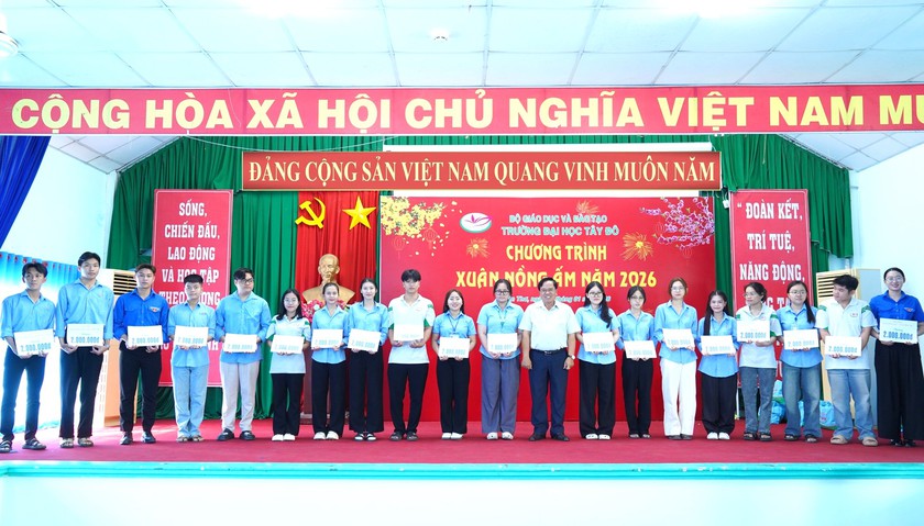 Hội khuyến học Thành phố Cần Thơ tặng 40 triệu học bổng, quà Tết cho sinh viên đại học Tây Đô - Ảnh 1.