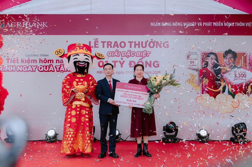 Agribank trao thưởng 01 tỷ đồng cho kh&aacute;ch h&agrave;ng gửi ti&ecirc;̀n ti&ecirc;́t ki&ecirc;̣m chương tr&igrave;nh &ldquo;Tiết kiệm h&ocirc;m nay - Rinh ngay qu&agrave; tặng'' - Ảnh 4.