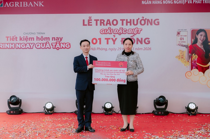 Agribank trao thưởng 01 tỷ đồng cho kh&aacute;ch h&agrave;ng gửi ti&ecirc;̀n ti&ecirc;́t ki&ecirc;̣m chương tr&igrave;nh &ldquo;Tiết kiệm h&ocirc;m nay - Rinh ngay qu&agrave; tặng'' - Ảnh 5.