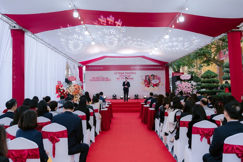 Agribank trao thưởng 01 tỷ đồng cho kh&aacute;ch h&agrave;ng gửi ti&ecirc;̀n ti&ecirc;́t ki&ecirc;̣m chương tr&igrave;nh &ldquo;Tiết kiệm h&ocirc;m nay - Rinh ngay qu&agrave; tặng'' - Ảnh 1.