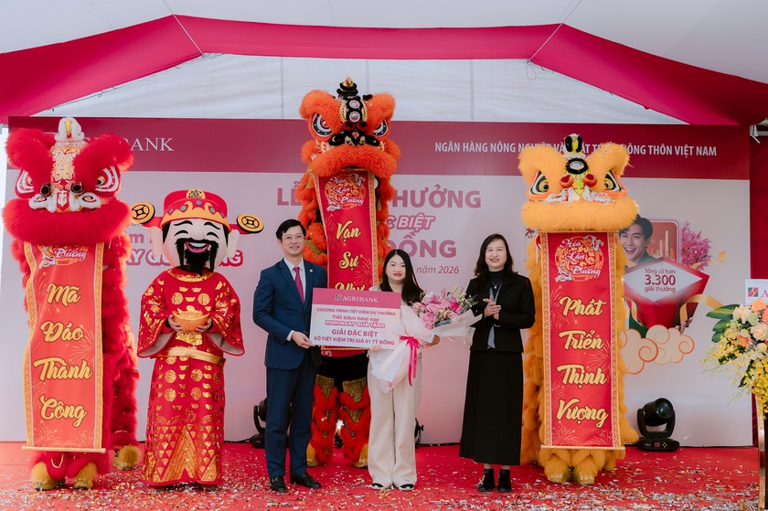 Agribank trao thưởng 01 tỷ đồng cho kh&aacute;ch h&agrave;ng gửi ti&ecirc;̀n ti&ecirc;́t ki&ecirc;̣m chương tr&igrave;nh &ldquo;Tiết kiệm h&ocirc;m nay - Rinh ngay qu&agrave; tặng'' - Ảnh 2.