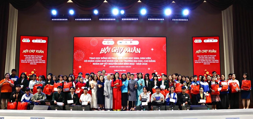 Hội Khuyến học tỉnh Lâm Đồng, nhà tài trợ tặng 372 triệu học bổng, quà Tết cho học sinh, sinh viên - Ảnh 1.