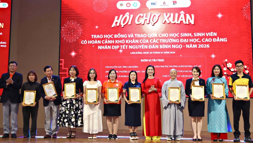 Hội Khuyến học tỉnh Lâm Đồng, nhà tài trợ tặng 372 triệu học bổng, quà Tết cho học sinh, sinh viên - Ảnh 2.
