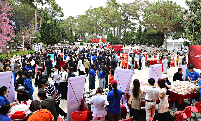 Hội Khuyến học tỉnh Lâm Đồng, nhà tài trợ tặng 372 triệu học bổng, quà Tết cho học sinh, sinh viên - Ảnh 3.