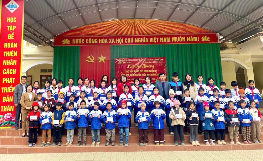 100 suất học bổng khuyến học đến với học sinh kh&oacute; khăn Cao Bằng trước thềm Xu&acirc;n B&iacute;nh Ngọ - Ảnh 2.