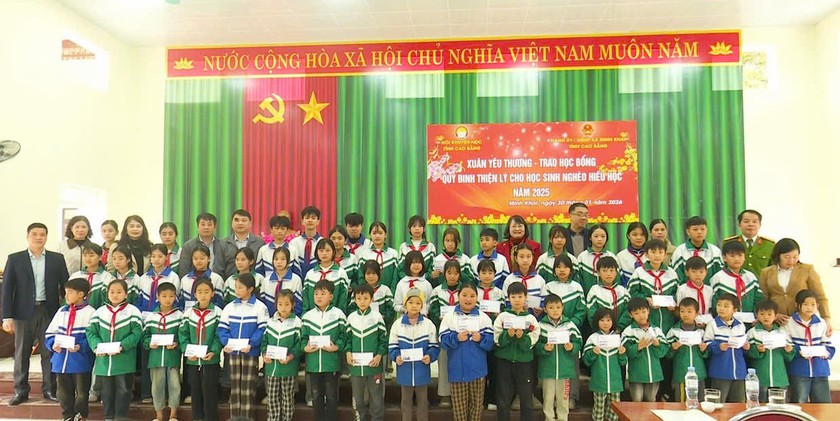 100 suất học bổng khuyến học đến với học sinh kh&oacute; khăn Cao Bằng trước thềm Xu&acirc;n B&iacute;nh Ngọ - Ảnh 3.