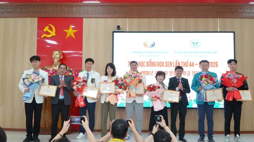 Trao 85 suất học bổng Hoa Sen cho học sinh c&oacute; ho&agrave;n cảnh kh&oacute; khăn, vượt kh&oacute;, học tốt tại phường Quảng Ph&uacute;, Đ&agrave; Nẵng  - Ảnh 1.