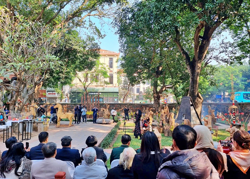 "Ngựa về phố" được trưng b&agrave;y tại Văn Miếu - Quốc Tử Gi&aacute;m - Ảnh 1.