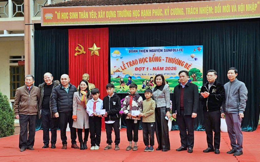 Trao học bổng d&agrave;i hạn cho học sinh c&oacute; ho&agrave;n cảnh đặc biệt kh&oacute; khăn tại x&atilde; Chiềng Ken, L&agrave;o Cai - Ảnh 1.