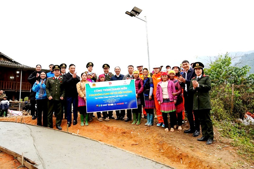 Đồng h&agrave;nh c&ugrave;ng tr&ograve; ngh&egrave;o v&ugrave;ng cao Trạm Tấu - Ảnh 3.