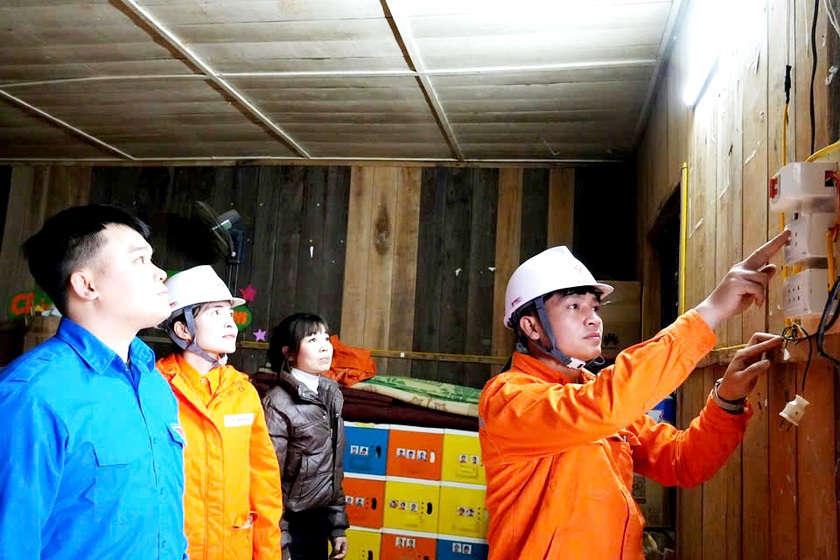 Đồng h&agrave;nh c&ugrave;ng tr&ograve; ngh&egrave;o v&ugrave;ng cao Trạm Tấu - Ảnh 4.