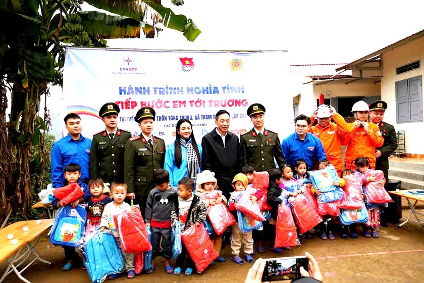 Đồng h&agrave;nh c&ugrave;ng tr&ograve; ngh&egrave;o v&ugrave;ng cao Trạm Tấu - Ảnh 1.