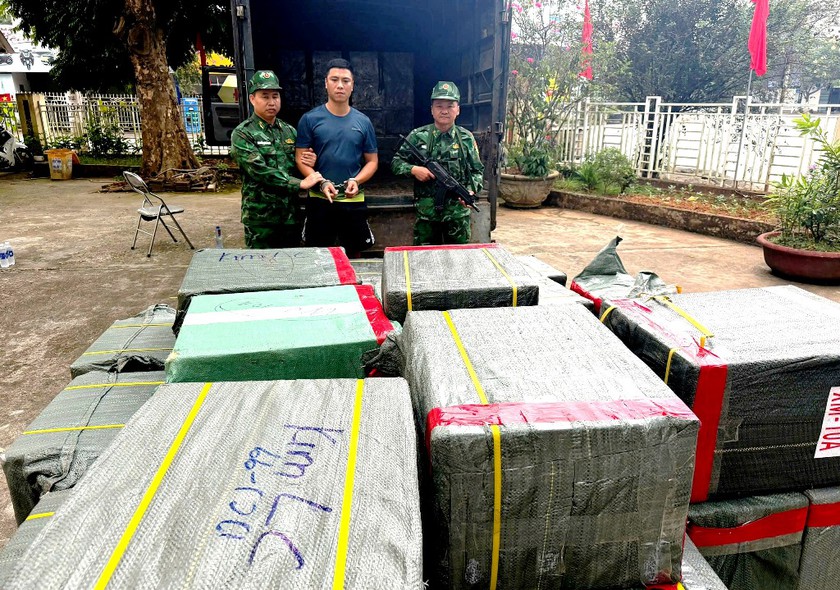 Bắt giữ đối tượng cùng 21.000 bao thuốc lá lậu chở trên xe tải - Ảnh 1.