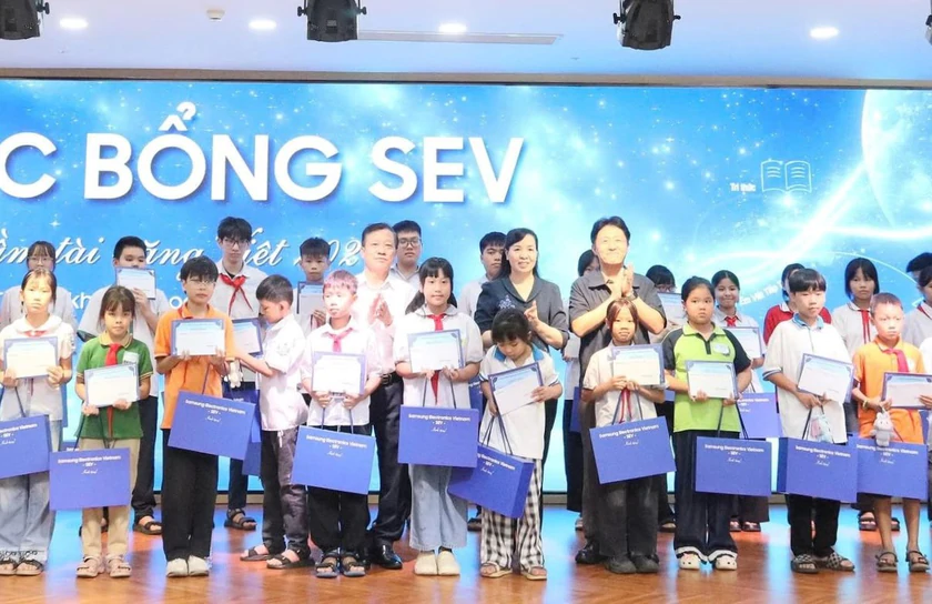 Hội Khuyến học th&agrave;nh phố Bắc Ninh phối hợp trao 300 suất học bổng SEV - Ươm mầm t&agrave;i năng Việt - Ảnh 1.