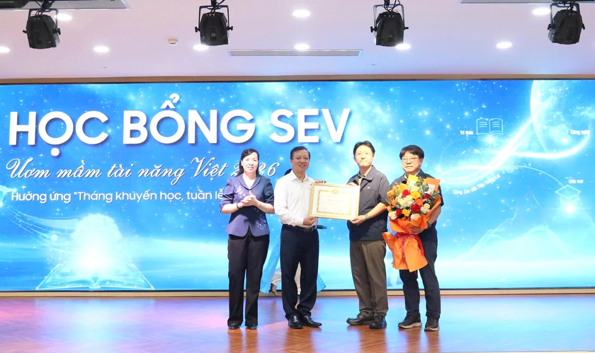 Hội Khuyến học th&agrave;nh phố Bắc Ninh phối hợp trao 300 suất học bổng SEV - Ươm mầm t&agrave;i năng Việt - Ảnh 5.