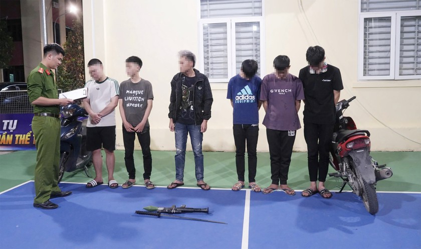 Kịp thời ngăn chặn nhóm thanh, thiếu niên chuẩn bị mang hung khí gây rối - Ảnh 1.