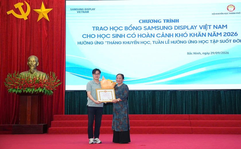 Hội Khuyến học thành phố Bắc Ninh phối hợp trao 100 suất học bổng cho học sinh vượt khó - Ảnh 2.