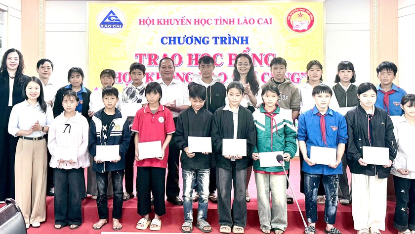 Hội Khuyến học tỉnh L&agrave;o Cai trao 180 suất học bổng "Học kh&ocirc;ng bao giờ c&ugrave;ng" - Ảnh 2.
