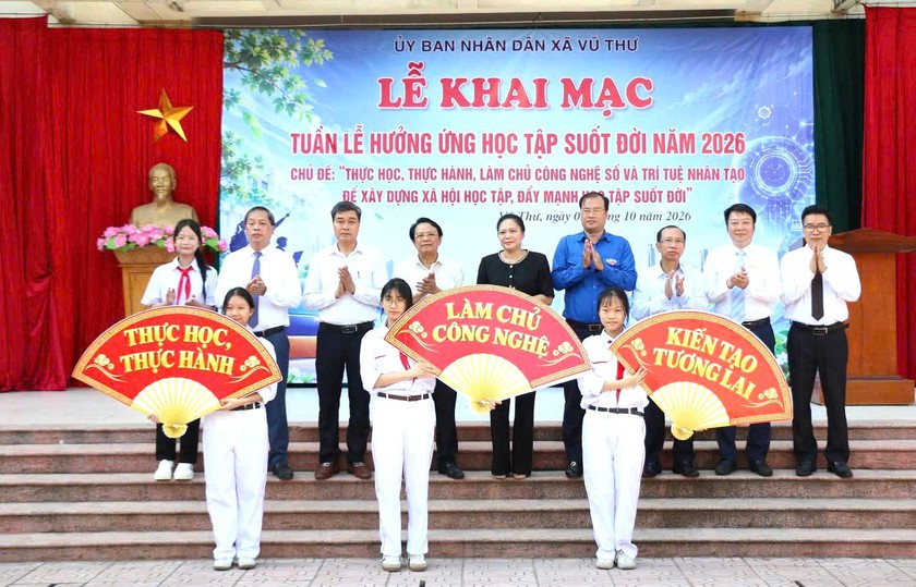 Khuyến học Hưng Y&ecirc;n tiếp sức học sinh vượt kh&oacute; x&atilde; Vũ Thư trong Tuần lễ học tập suốt đời - Ảnh 1.