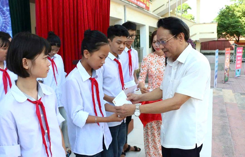 Khuyến học Hưng Y&ecirc;n tiếp sức học sinh vượt kh&oacute; x&atilde; Vũ Thư trong Tuần lễ học tập suốt đời - Ảnh 2.