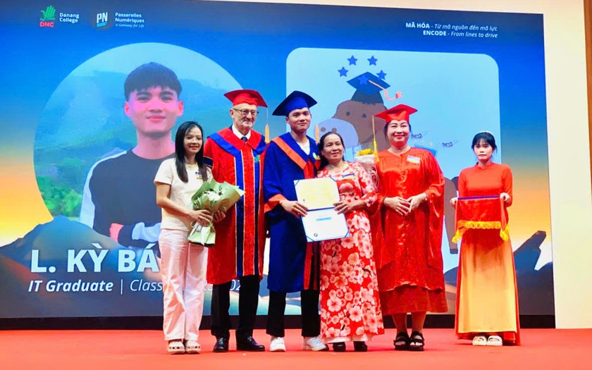 Trường Cao đẳng Đ&agrave; Nẵng trao bằng tốt nghiệp cho 41 sinh vi&ecirc;n nghề c&ocirc;ng nghệ th&ocirc;ng tin kh&oacute;a 2023-2026 - Ảnh 5.