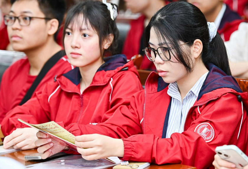 Đại học Bách khoa Hà Nội tặng mỗi sinh viên 100.000 đồng nhân dịp 70 năm thành lập - Ảnh 1.