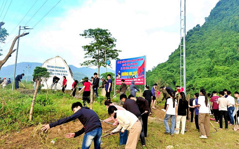 Trường THCS Tân Lĩnh thực hiện ngày chủ nhật xanh” tri ân người hiến đất mở đường - Ảnh 1.