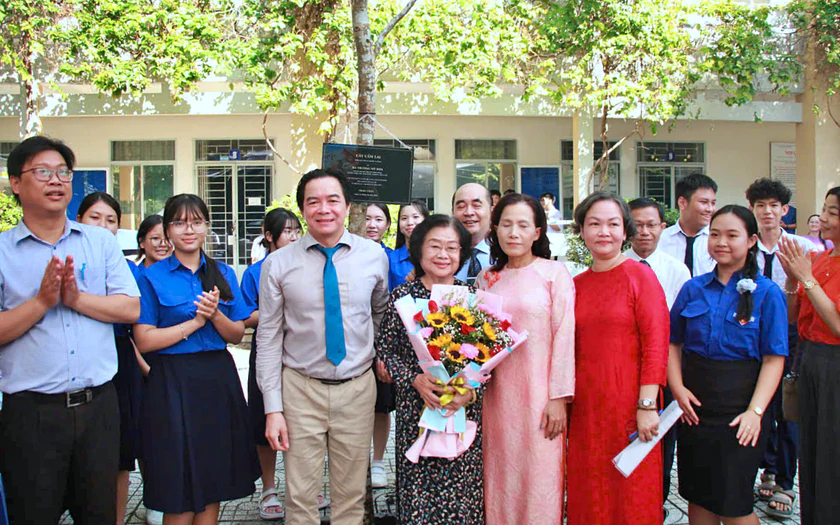 Nguy&ecirc;n Ph&oacute; Chủ tịch nước Trương Mỹ Hoa tr&ograve; chuyện với gi&aacute;o vi&ecirc;n v&agrave; học sinh về truyền thống hiếu học - Ảnh 2.