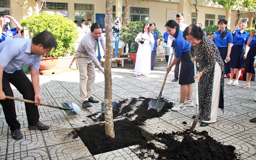 Nguy&ecirc;n Ph&oacute; Chủ tịch nước Trương Mỹ Hoa tr&ograve; chuyện với gi&aacute;o vi&ecirc;n v&agrave; học sinh về truyền thống hiếu học - Ảnh 3.