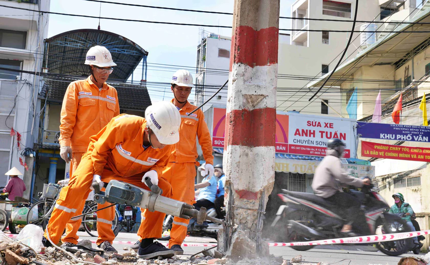 Điện lực Th&agrave;nh phố Hồ Ch&iacute; Minh ho&agrave;n tất di dời trụ điện đường Chu Văn An - Ảnh 1.