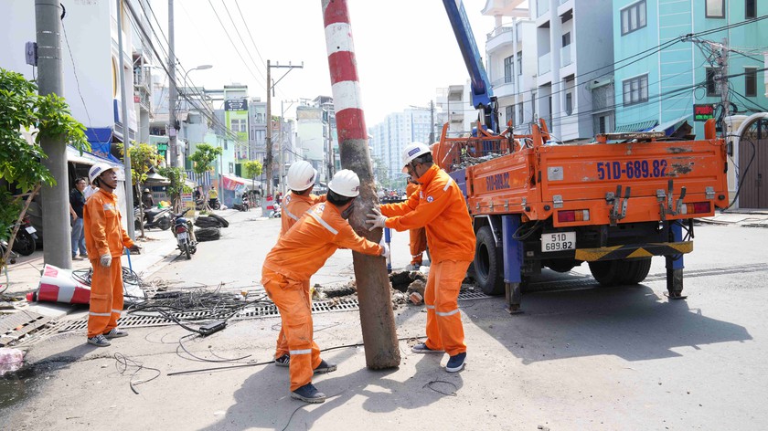 Điện lực Th&agrave;nh phố Hồ Ch&iacute; Minh ho&agrave;n tất di dời trụ điện đường Chu Văn An - Ảnh 3.