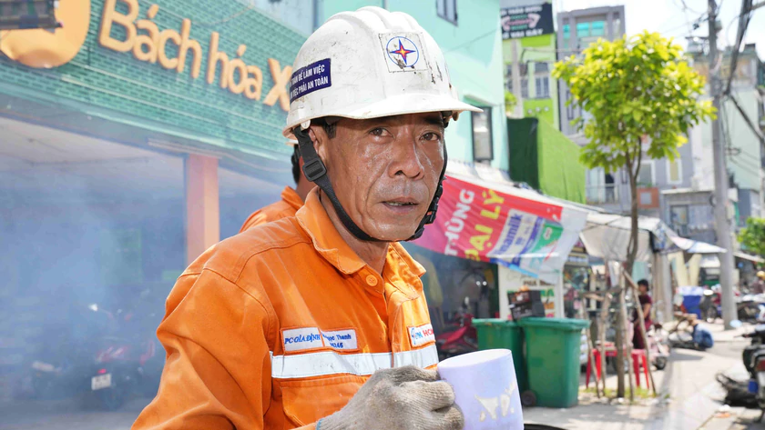 Điện lực Th&agrave;nh phố Hồ Ch&iacute; Minh ho&agrave;n tất di dời trụ điện đường Chu Văn An - Ảnh 2.