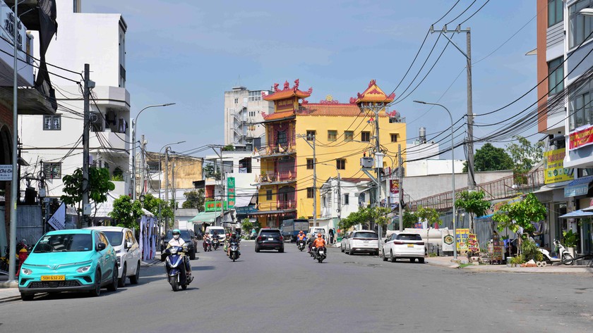 Điện lực Th&agrave;nh phố Hồ Ch&iacute; Minh ho&agrave;n tất di dời trụ điện đường Chu Văn An - Ảnh 4.