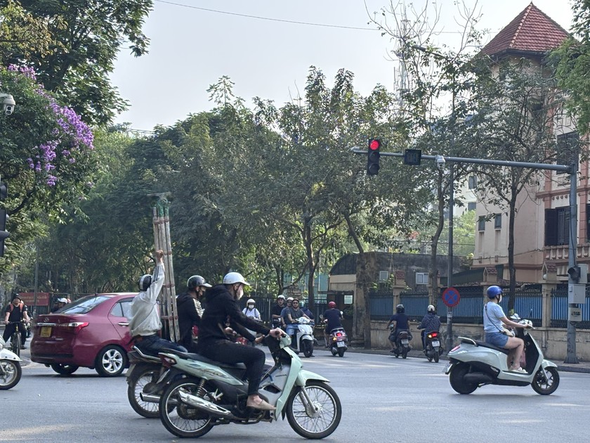 Miền Bắc &iacute;t mưa, H&agrave; Nội đối mặt nguy cơ &ocirc; nhiễm kh&ocirc;ng kh&iacute; gia tăng - Ảnh 1.