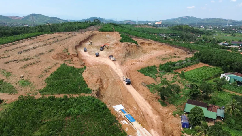 Nghệ An chấn chỉnh 2 nhà thầu khai thác mỏ đất thi công cao tốc Vinh - Thanh Thủy - Ảnh 1.