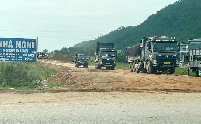 Nghệ An chấn chỉnh 2 nhà thầu khai thác mỏ đất thi công cao tốc Vinh - Thanh Thủy - Ảnh 4.