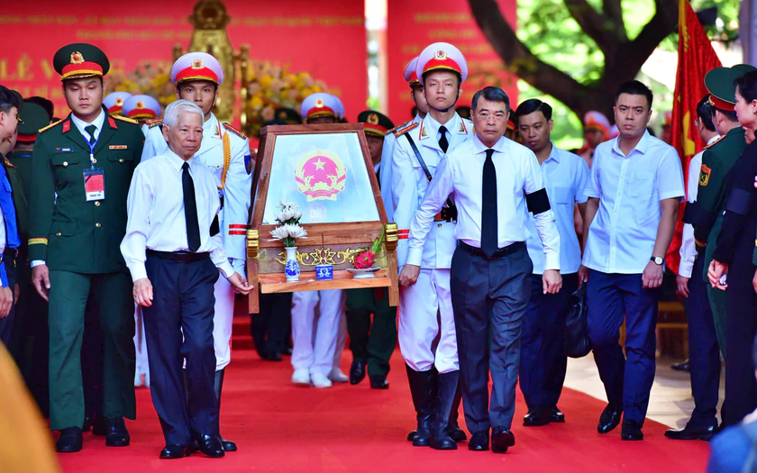 Trang nghi&ecirc;m lễ viếng, truy điệu v&agrave; an t&aacute;ng 731 h&agrave;i cốt liệt sĩ được t&igrave;m kiếm, quy tập tại C&ocirc;ng vi&ecirc;n L&ecirc; Thị Ri&ecirc;ng - Ảnh 1.